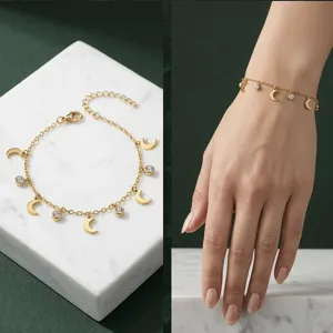 Detaillierte Ansicht eines eleganten goldenen Mond-Armbands mit Strasssteinen am Handgelenk