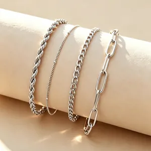 Gedetailleerde weergave van zilveren roestvrijstalen armbandset met diverse stijlen