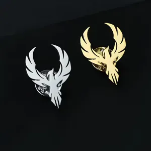 Primer plano de broches de alas de fénix dorados y plateados para trajes de hombre