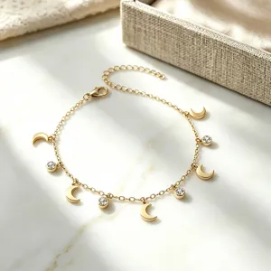 Exquisites 18K vergoldetes Edelstahlarmband für Damen mit Mond und Strassstein-Details