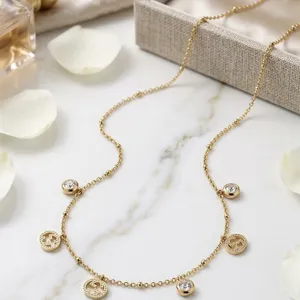 Detailansicht einer eleganten 18K vergoldeten Halskette mit funkelnden Kristall-Anhängern.