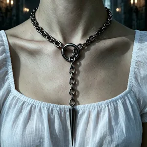 Détail du collier gothique en Y avec chaîne épaisse et pendentif pointe sur mannequin.