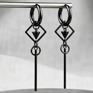 Detailopname van zwarte punk gothic oorbellen met geometrisch ruitframe en lange kwastjes hanger