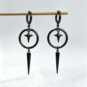 Close-up van zwarte punk gothic spike oorbellen met geometrisch sterontwerp