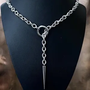 Gros plan détaillé d'un collier gothique en Y argenté avec pendentif en pointe