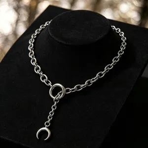 Vue détaillée d'un collier gothique en Y à grosse chaîne avec pendentif demi-lune
