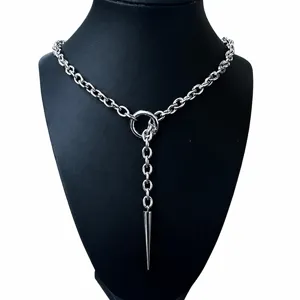 Vue détaillée d'un collier gothique en Y argenté avec un long pendentif pointe sur un buste noir.