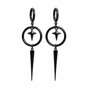 Zwarte gothic punk oorringen met sterdetail en lange scherpe puntvormige hangers
