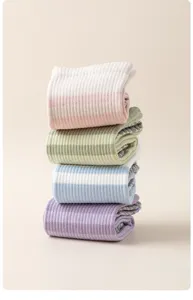 Gros plan détaillé de chaussettes de sport de compression antidérapantes pastel.