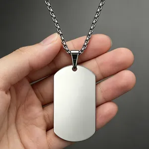 Primer plano detallado de un collar de placa militar de acero inoxidable pulido en la mano