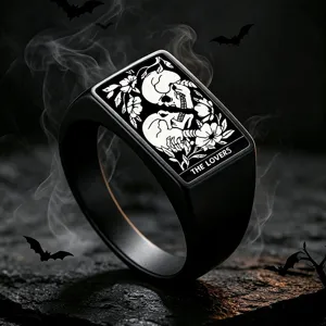 Dettaglio dell'anello con sigillo nero in acciaio con motivo tarot teschi gotici