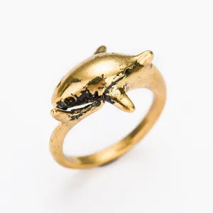 Vue détaillée d'une bague de requin en alliage doré vintage avec une finition noire