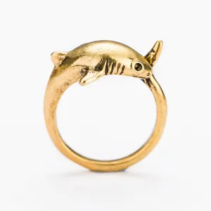 Gros plan d'une bague vintage en alliage d'or avec un motif de requin détaillé