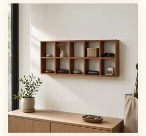 Vista detallada de estante de pared de madera estilo vintage con 10 compartimentos