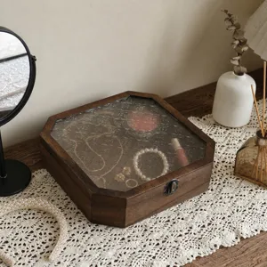 Portagioie ottagonale vintage in legno di noce con coperchio in vetro decorato retrò