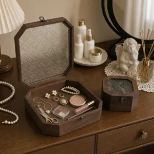Elegante portagioie vintage in legno di noce con coperchio in vetro goffrato decorato