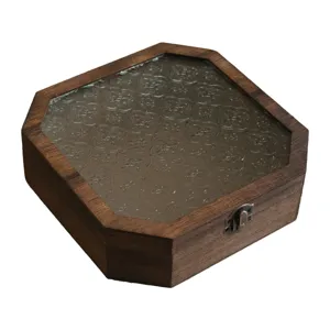 Scatola portagioie ottagonale in legno di noce con coperchio in vetro e chiusura in metallo.