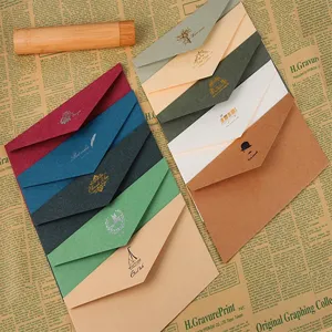 Détail d'enveloppes en papier spécial coloré, élégants motifs dorés pour correspondance.