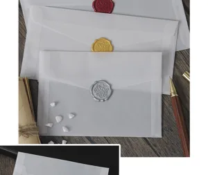 Detail van de doorzichtige calqueerpapier enveloppe met elegante vintage waxzegel.