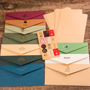 Ensemble de papeterie rétro avec enveloppes colorées, papier à lettres et autocollants.