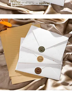 Set de papeterie vintage avec papier kraft ligné et enveloppes blanches mouchetées avec sceau.