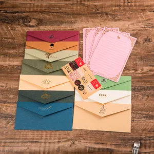 Ensemble de papier à lettres vintage et enveloppes colorées avec autocollants pour messages.