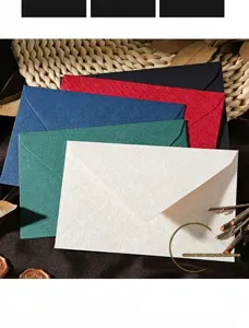 Detailaufnahme des bunten strukturierten Umschlagsets mit Leinenmuster im Retro-Stil.