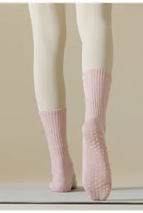 Vista detallada de calcetines de yoga rosas para mujer con suela de silicona antideslizante.