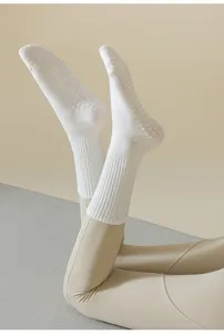 Vista detallada de calcetines de yoga antideslizantes para mujer con puntos de silicona.