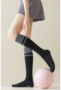 Vue détaillée de chaussettes de compression sport pour femmes, respirantes et antidérapantes.