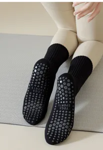 Detalle de calcetines de yoga antideslizantes con puntos de silicona en la suela.