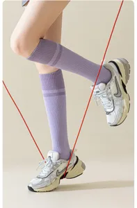 Gros plan detail de femmes compression longues chaussettes sport côtelé violet respirant style