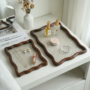Elegante bandeja de cristal con diseño de begonia y marco de madera ondulado retro.