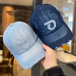 Classico cappellino da baseball in denim da donna, elegante design con lettere.