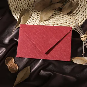 Roter Leinenstruktur Umschlag Vintage Stil mit Wachssiegelstempel für Grußkarten Hochzeit.