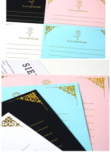 Ensemble de papeterie de dorure à chaud, papier à lettre coloré et épais avec rose dorée.