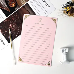 Papier à lettres rose avec motif de rose en feuille d'or pour messages manuscrits.