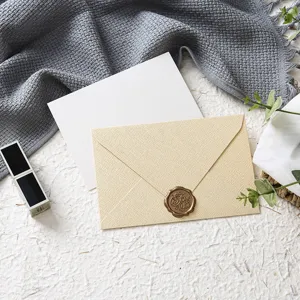 Elegante set di biglietti d'auguri e buste con trama in tessuto e sigillo in cera per occasioni.