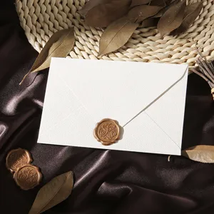 Detailaufnahme des strukturierten weißen Umschlags mit Wachssiegel für Briefe.