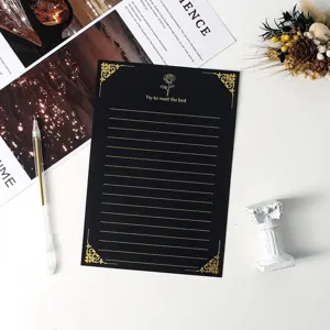 Vue de détail de papier à lettres noir doré avec motif de rose, papier épais de haute qualité.