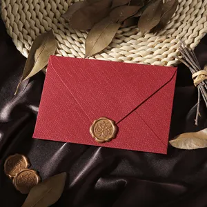 Roter Leinen-Textur-Umschlag mit goldenem Wachssiegel, ideal fuer Briefe und Hochzeit.