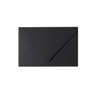 Schwarzer Umschlag Detail mit Leinenstruktur, elegantes Vintage Briefpapier Accessoire.