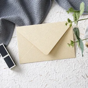 Busta con texture in lino per biglietti di auguri, inviti e lettere scritte a mano.