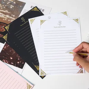 Papier à lettre doré avec motif de rose, papeterie élégante pour écrire des messages.