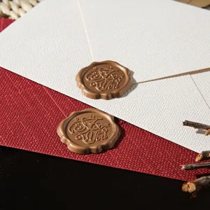 Vintage Wachssiegel Stempel Umschlag Set mit strukturierter Leinenoptik in Rot und Weiß.