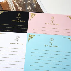 Ensemble de papier à lettres holographique coloré avec motif de rose et lignes d'écriture.