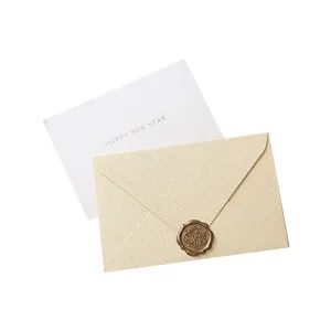 Elegante set di buste con texture in lino e biglietti di auguri con sigillo in cera per Capodanno.