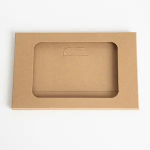 Détail de cadre photo en papier kraft, support de carte écologique avec fenêtre découpée.