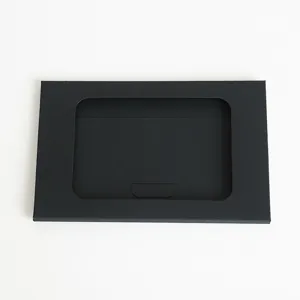 Vue détaillée d'une pochette d'enveloppe en papier noir avec fenêtre pour papeterie.