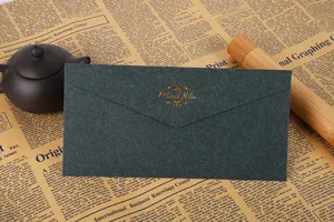 Vue détaillée de l'enveloppe en papier spécial gris foncé avec impression dorée.